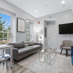 Bright 3BR Walk to Eastern Market & METRO