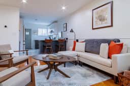 Fancy 1-BR in Central Location - Image 5