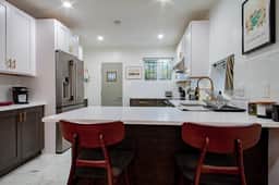 Fancy 1-BR in Central Location - Image 4