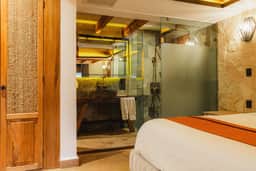 Casa Laja Hotel - Suite with Cathedral Views - Image 3