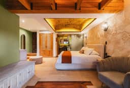 Casa Laja Hotel - Suite with Cathedral Views - Image 2
