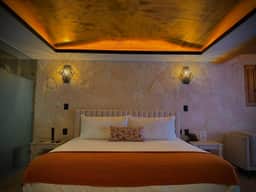 Casa Laja Hotel - Suite with Cathedral Views - Image 4