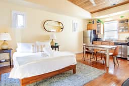 ✧ H St Sanctuary ✧ Capitol Hill Carriage House ✧ - Image 2