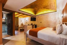 Casa Laja Hotel - Designer King Suite - Image 2
