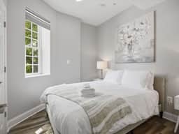 Walk to Capitol & Eastern Market - 1BR Queen bed - Image 3
