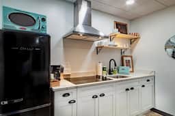 Tiny Space, Huge Charm - Near the White House - Image 4