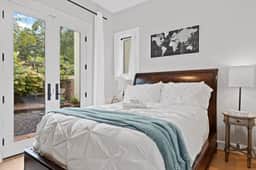 Capitol Hill 2-BR in Historic Townhome - Image 2