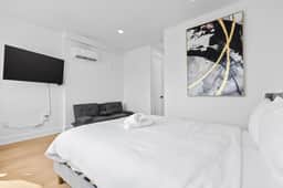 Modern and Stylish 2-Lvl 1-BR Penthouse Apt, Steps to H St - Image 4