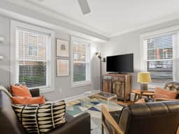 Cozy Carriage House - Clarendon Getaway - Image 2