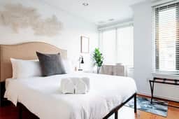 Understated, Elegant and IDEAL! / Downtown Designer Units with 2 Units and 4-BRs / Walk to The White House & National Mall - Image 2