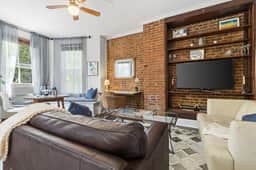 Beautiful 1-BR Flat Nestled Between Dupont & Logan - Image 5