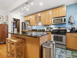 Capitol Hill Convenience, Entire 4-BR Rowhome - Image 3