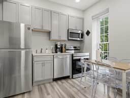 Bright 3BR Walk to Eastern Market & METRO - Image 3