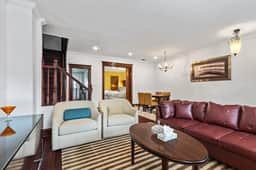 Spacious 4BR DC Townhouse with Free Parking - Image 5