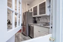 Old Town Traveler's Retreat in Prime Location ✯✯✯✯✯ 2-BR Homestay - Image 5