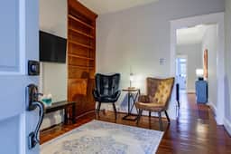 Old Town Traveler's Retreat in Prime Location ✯✯✯✯✯ 2-BR Homestay - Image 2