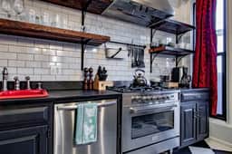Exceptional Designer Victorian Home // Close to METRO Subway - Image 4