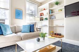 Bright Top Floor On Georgetown Cobblestone Street - Image 2