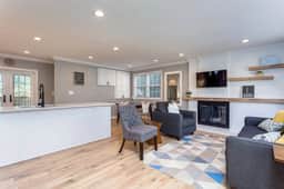 Modernized 4 BR home near Old Town Alexandria - Image 2