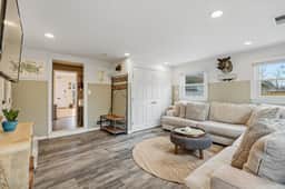 ALX Cape Cod 3-BR Near Old Town & Mount Vernon - Image 3
