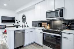 2-BR in Great DC Location / Transit & Shopping - Image 4