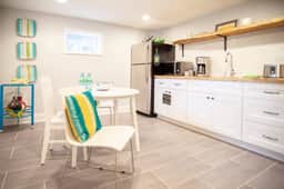 Sanctuary in the city | FREE parking | Walkable - Image 2