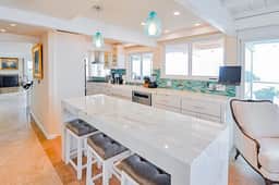 Watch & Listen to the Waves Crash on the Sand at this Laguna Beach Home - Image 4