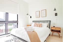 Chic 2-Bedroom Flat | 2 Floors | METRO Accessible! - Image 2