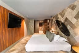 Luxury 4BR Condo - Art & Pool - Barneys Residences - Image 3