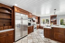 Clarendon Retreat, 5-BR Luxurious Urban Estate - Image 3