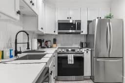 Central 2-BR City Sanctuary - Commuter-Friendly - Image 5
