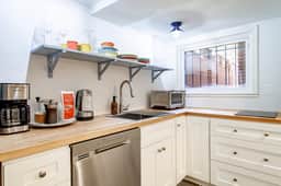 Spacious 1BR NW Garden Apartment / Walker's Dream! - Image 5
