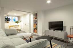 Spacious 1BR NW Garden Apartment / Walker's Dream! - Image 3