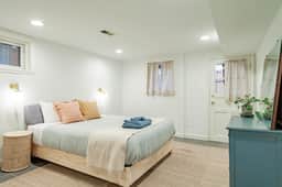 Spacious 1BR NW Garden Apartment / Walker's Dream! - Image 2