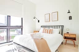 Chic 2-Bedroom Flat | 2 Floors | METRO Accessible! - Image 2