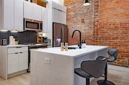Vibrant 2-BR Luxe Flat Adjacent Eastern Market ✫ Walk to METRO, Barracks Row, Capitol Hill - Image 4