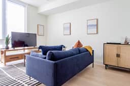 Chic 2-Bedroom Flat | 2 Floors | METRO Accessible! - Image 4