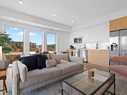 2-Level 2BR & Terrace - Near Metro & Union Market - Image 4