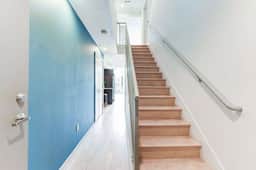 Loft Near Subway, Free Parking, Walk to Shopping - Image 2