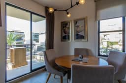 Short Drive to Downtown and Beaches - Image 5