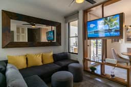 Short Drive to Downtown and Beaches - Image 3