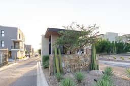 Short Drive to Downtown and Beaches - Image 2