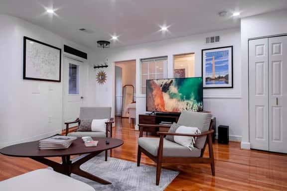 Fancy 1-BR in Central Location - Image 1