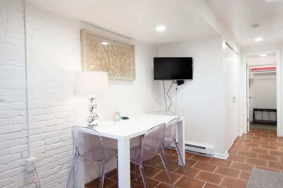 Studio Apt Near Metro, High Speed WiFi, Alexa - Image 1
