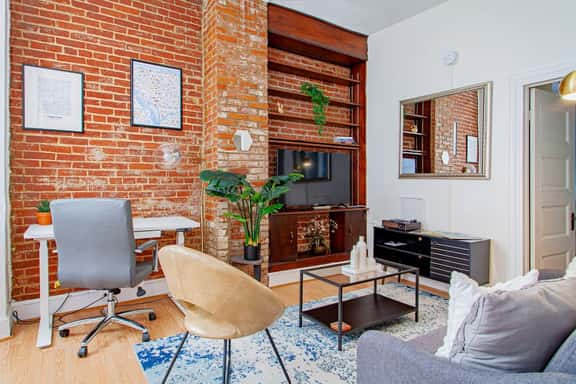 Classy 1-BR Flat Nestled Between Dupont & Logan - Image 1
