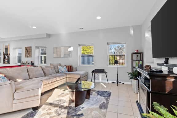 Sunny City Accommodations - Close to METRO and UMD - Image 1