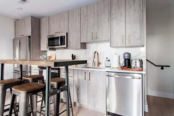 Chic 2-story Apartment in Superb DC Location - Image 1