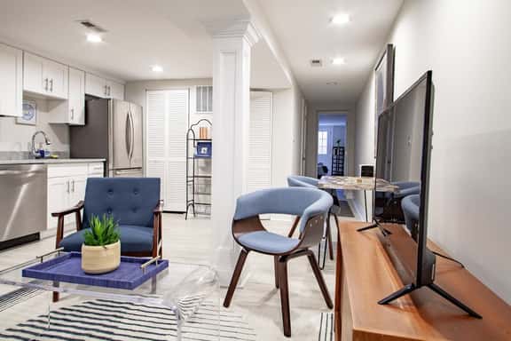 Lux CoHi Cove - Walk to METRO Sub Shopping & More - Image 1