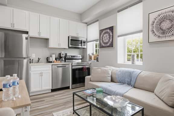 Walk to Capitol & Eastern Market - 1BR Queen bed - Image 1