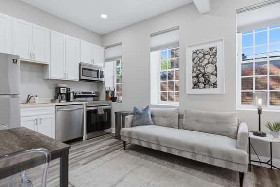 Bright 1BR Capitol Hill - Steps to Eastern Market - Image 1